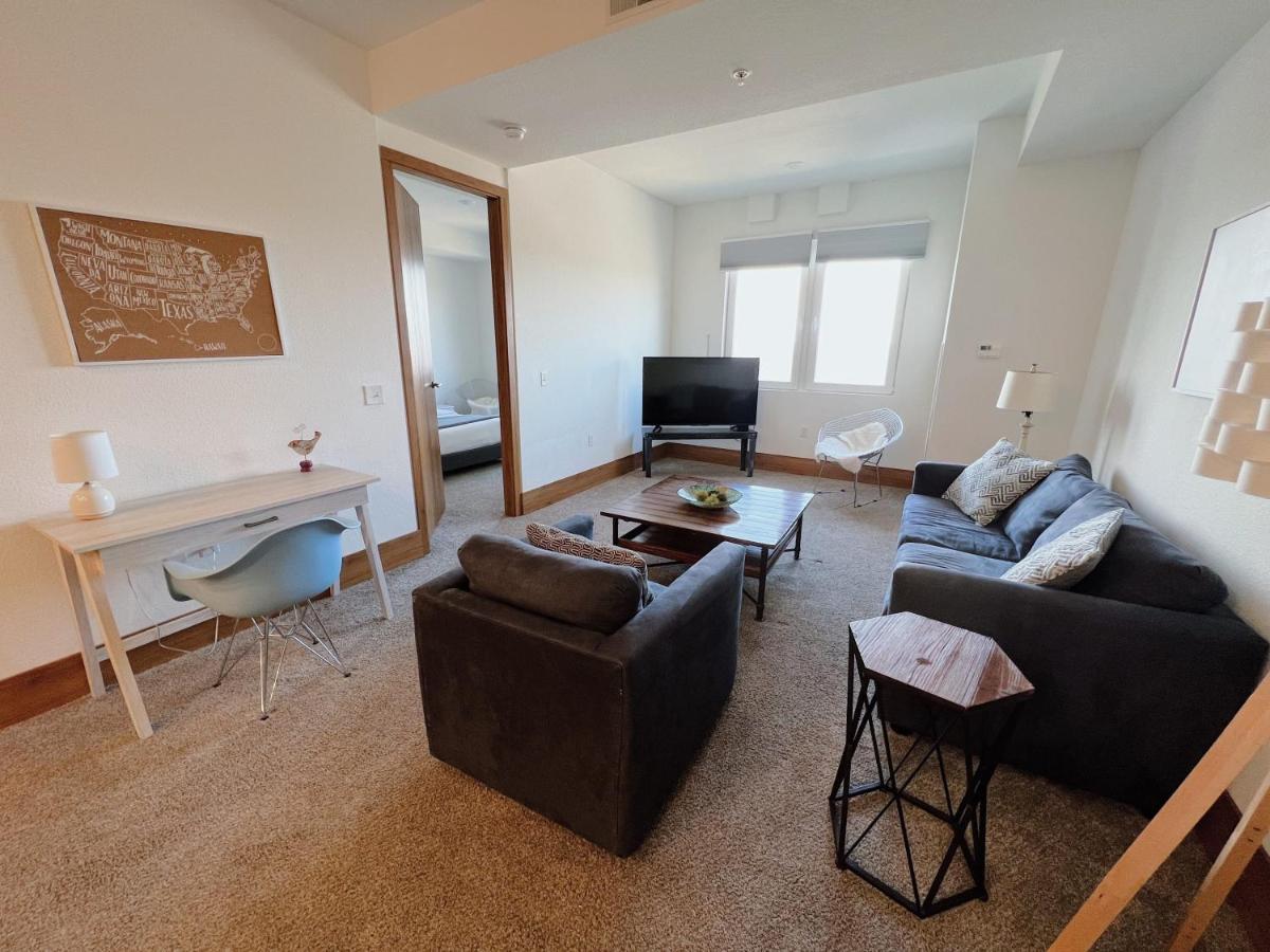 2Br Suite At The Grand Castle Pool Gym & Parking Grandville Exterior photo